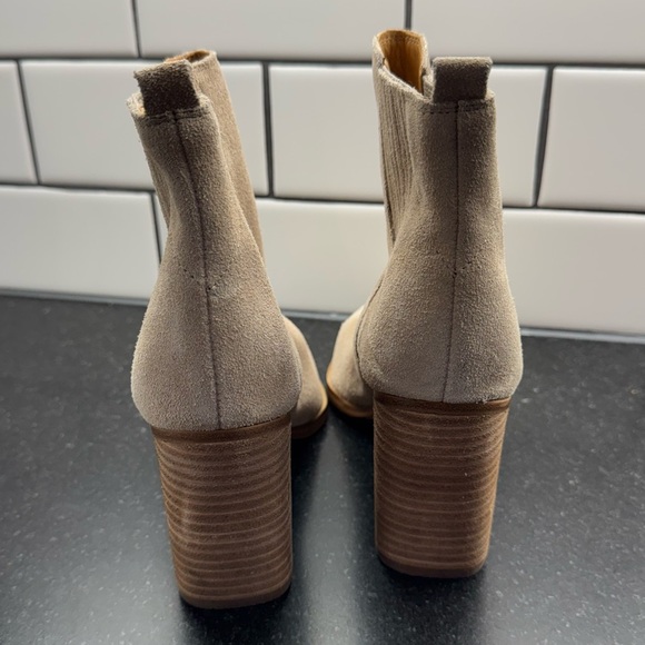 Oshay Pointed Toe Bootie Women Sz 4
Marc Fisher LTD Walnut Suede New - Picture 3 of 15